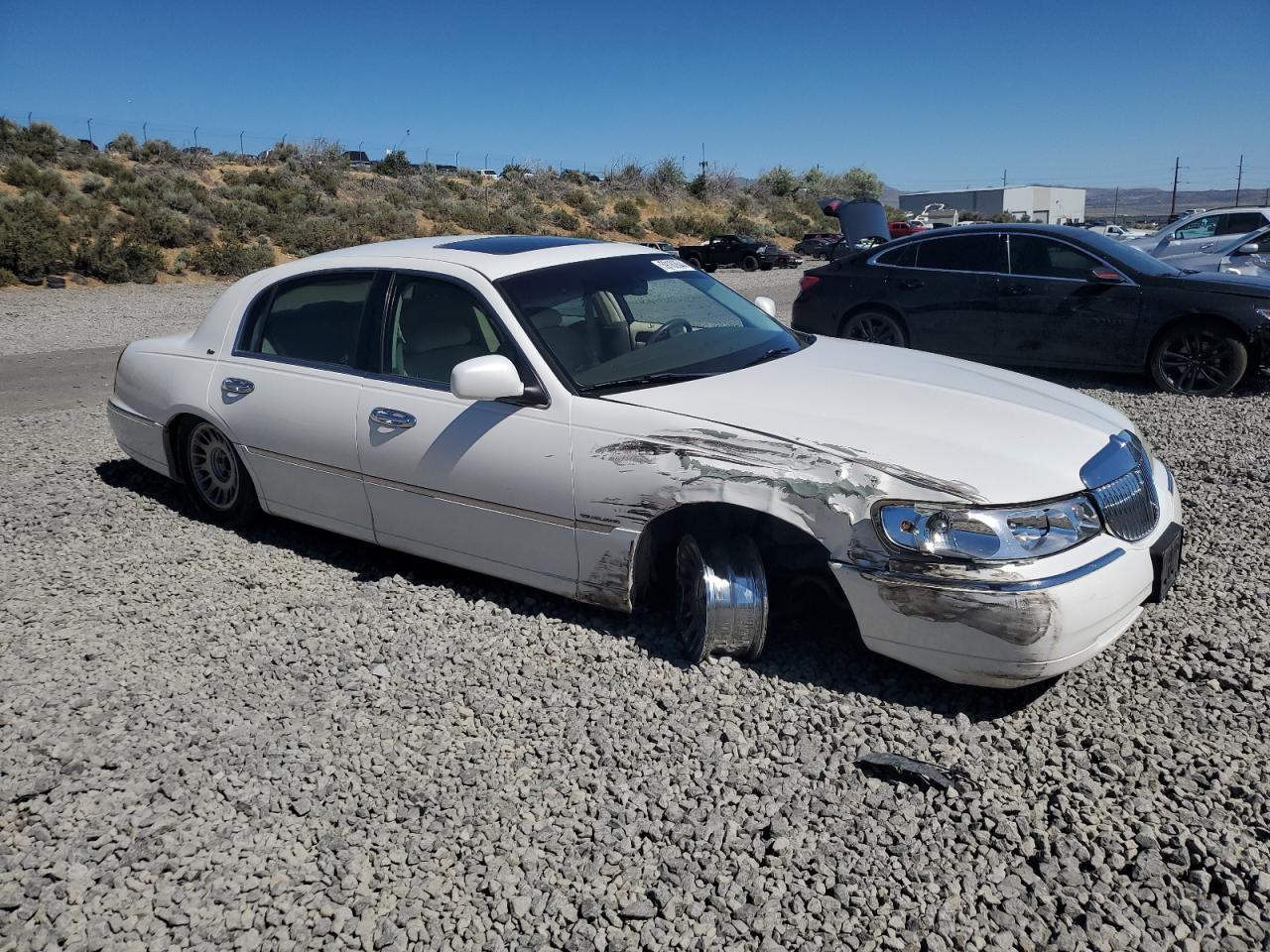 1LNFM83W5WY712233 1998 Lincoln Town Car Cartier