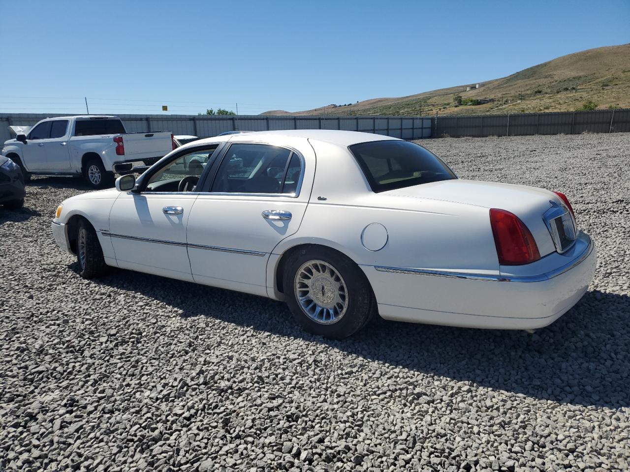 1LNFM83W5WY712233 1998 Lincoln Town Car Cartier