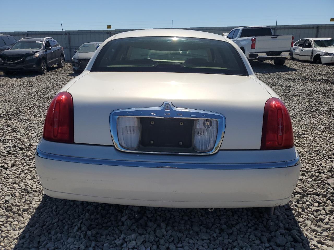 1LNFM83W5WY712233 1998 Lincoln Town Car Cartier