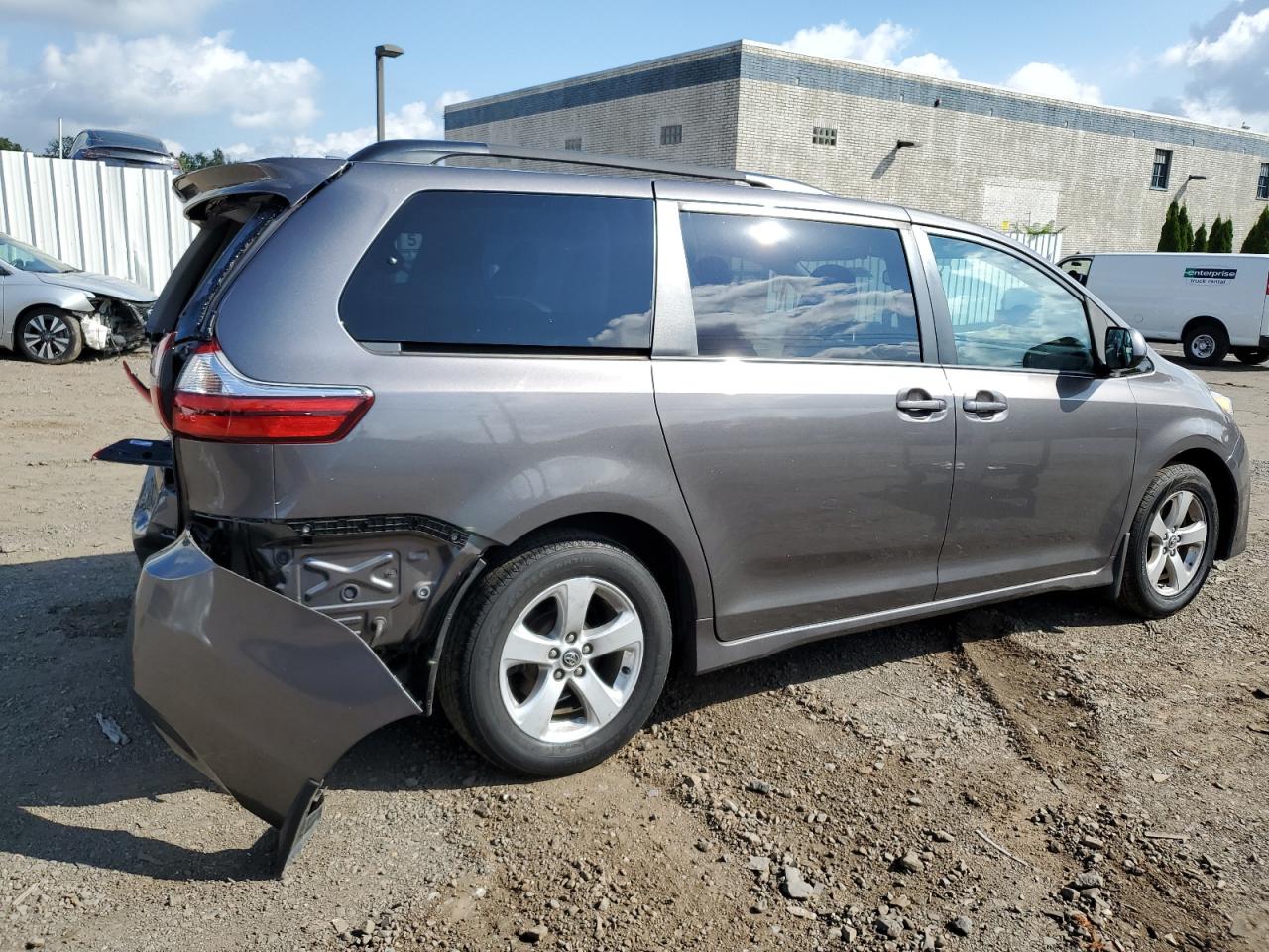 5TDKZ3DC2JS956213 2018 Toyota Sienna Le