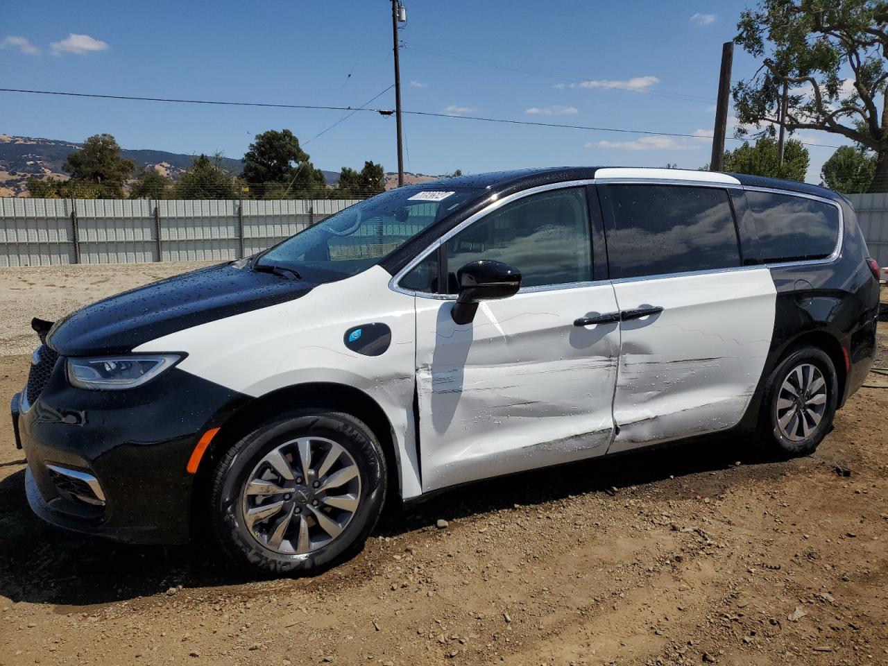 2024 Chrysler Pacifica Hybrid Select VIN: 2C4RC1S74RR130851 Lot: 68692584