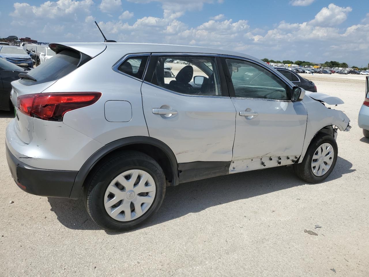 JN1BJ1CR0JW259501 2018 Nissan Rogue Sport S