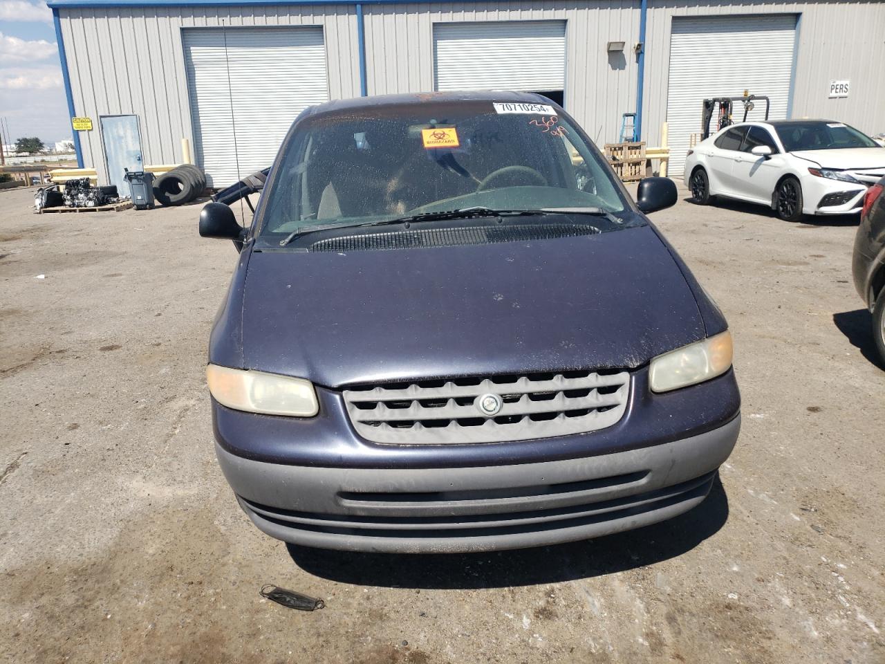 2000 Chrysler Voyager VIN: 2C4GJ2538YR886130 Lot: 70710254