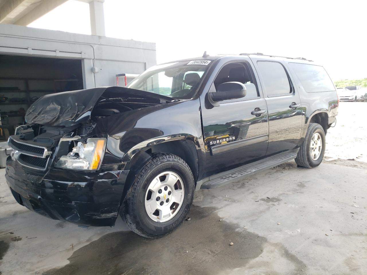 1GNSCJE09ER183097 2014 Chevrolet Suburban C1500 Lt