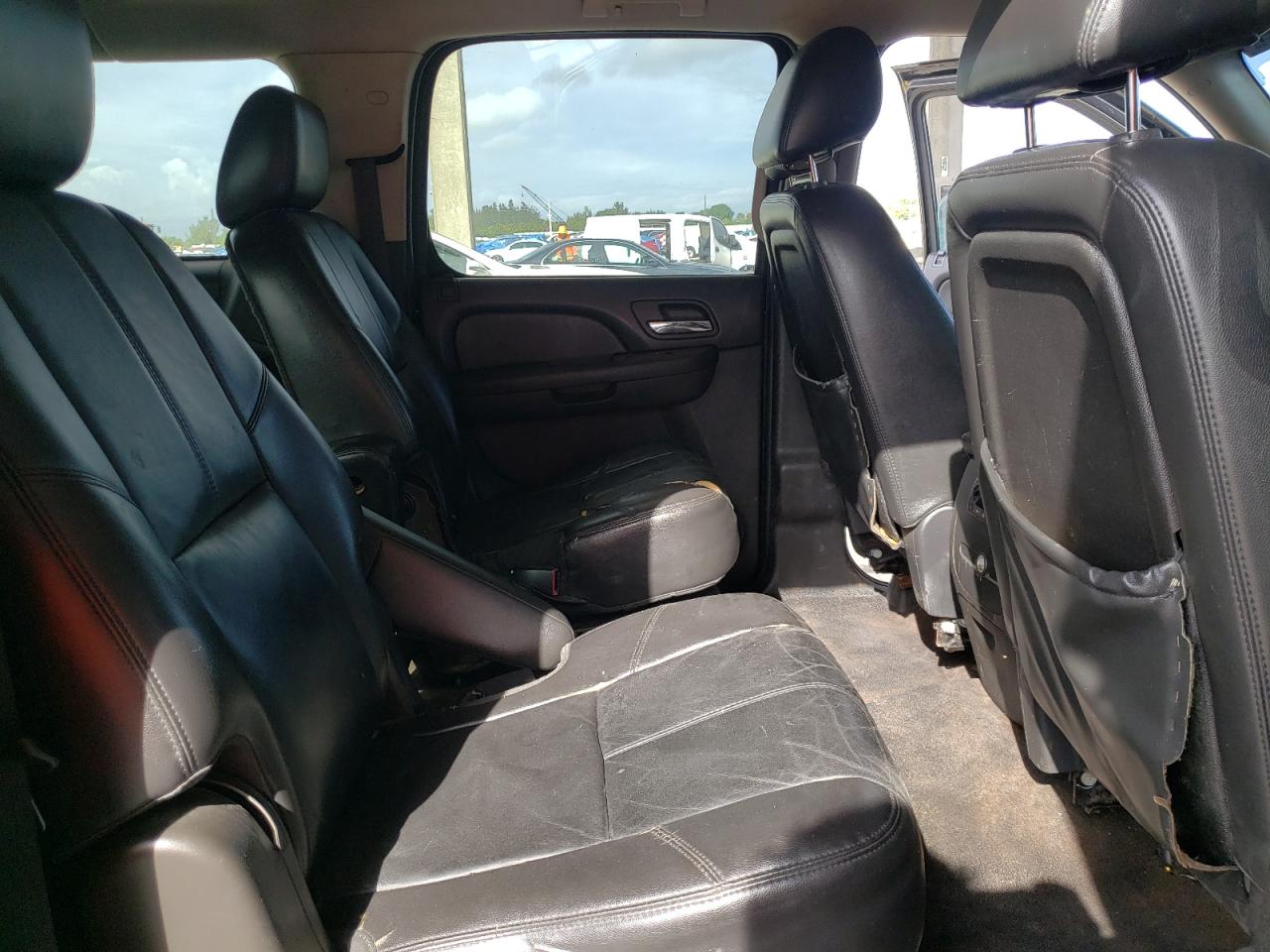 1GNSCJE09ER183097 2014 Chevrolet Suburban C1500 Lt