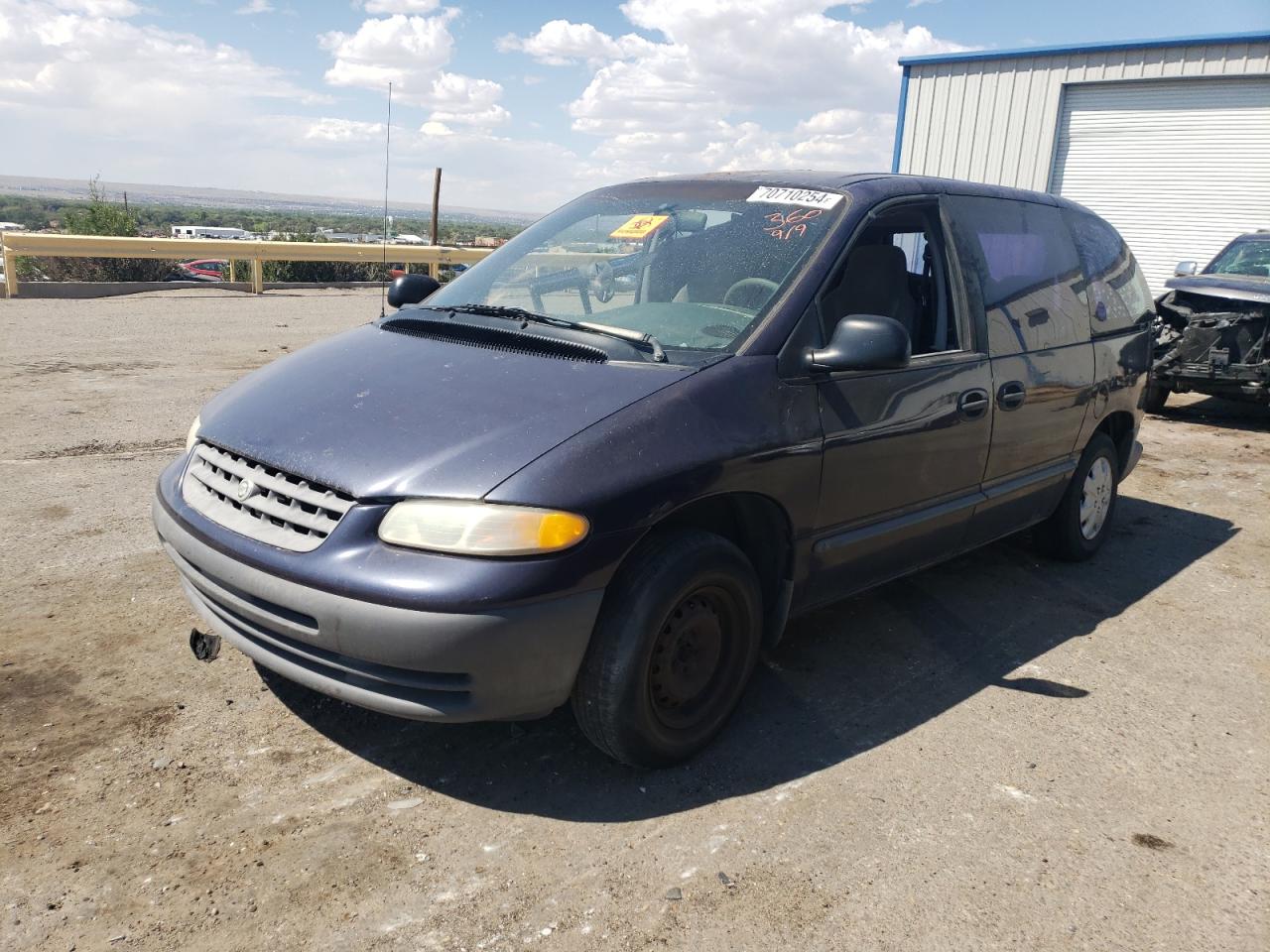 2000 Chrysler Voyager VIN: 2C4GJ2538YR886130 Lot: 70710254