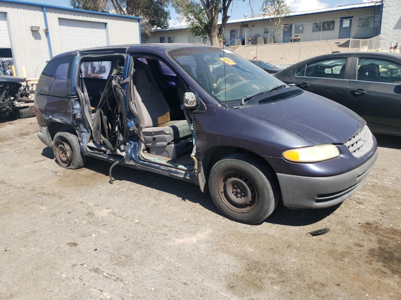 2000 Chrysler Voyager VIN: 2C4GJ2538YR886130 Lot: 70710254