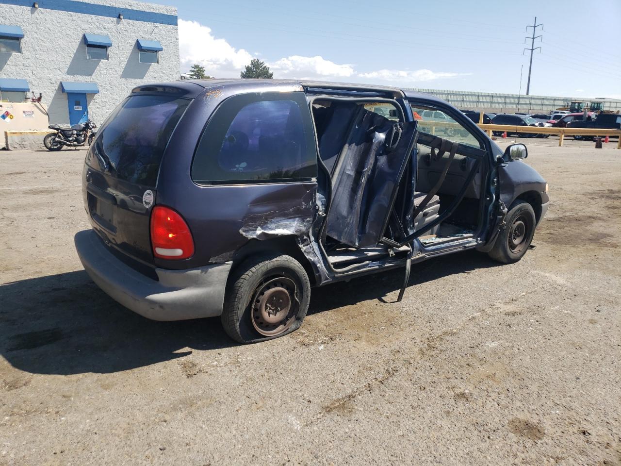 2000 Chrysler Voyager VIN: 2C4GJ2538YR886130 Lot: 70710254