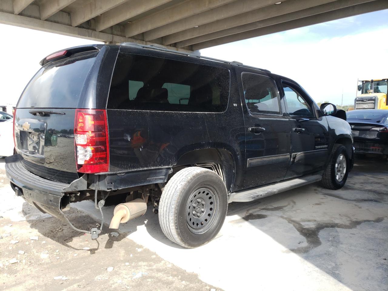 1GNSCJE09ER183097 2014 Chevrolet Suburban C1500 Lt