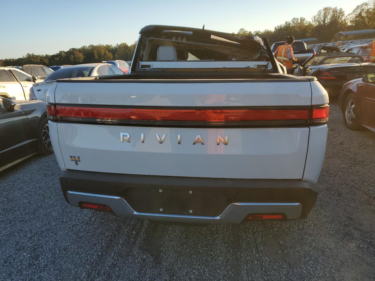 7FCTGAAA9NN014120 2022 Rivian R1T Adventure