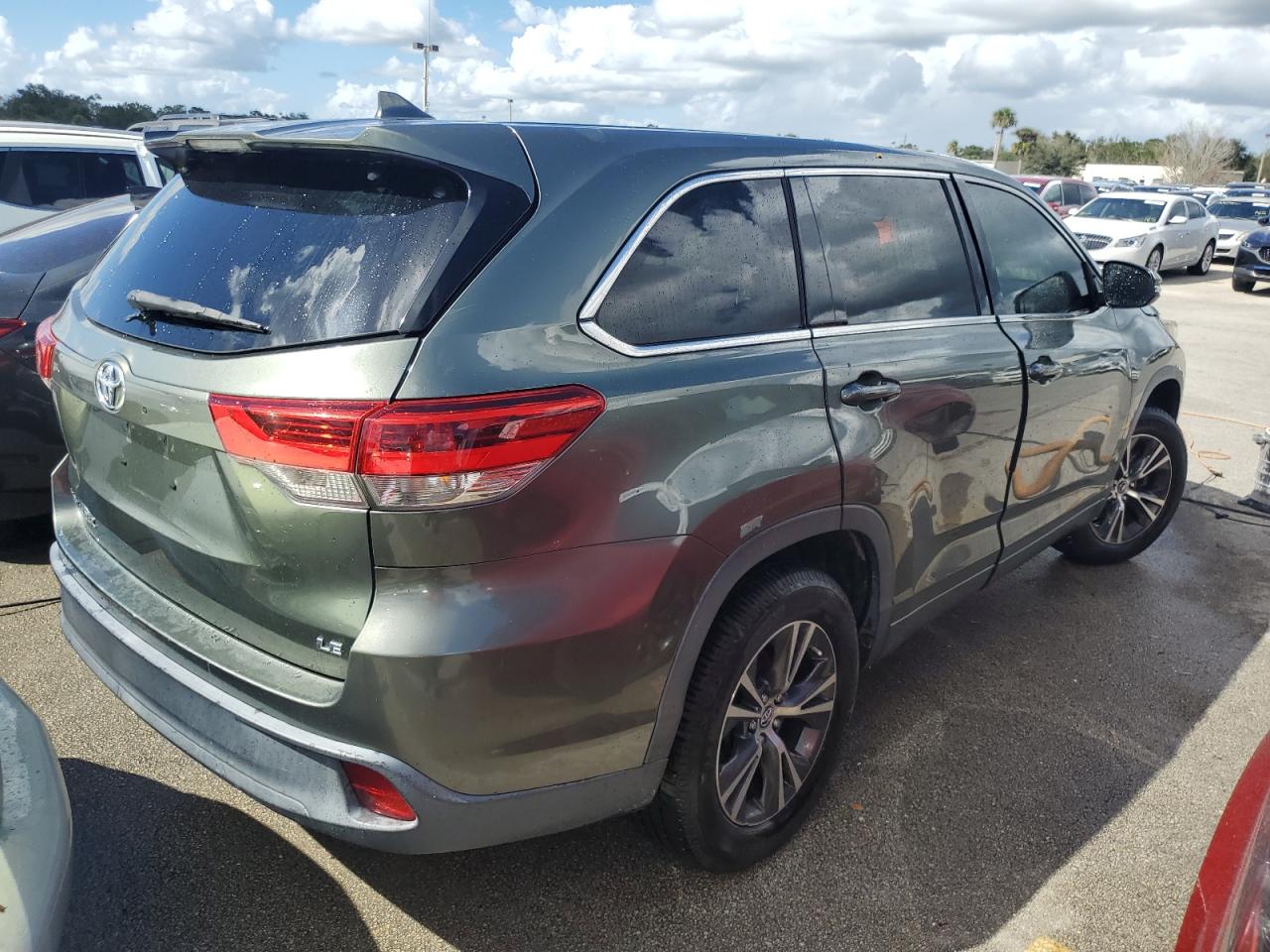 5TDZZRFH1JS252482 2018 Toyota Highlander Le