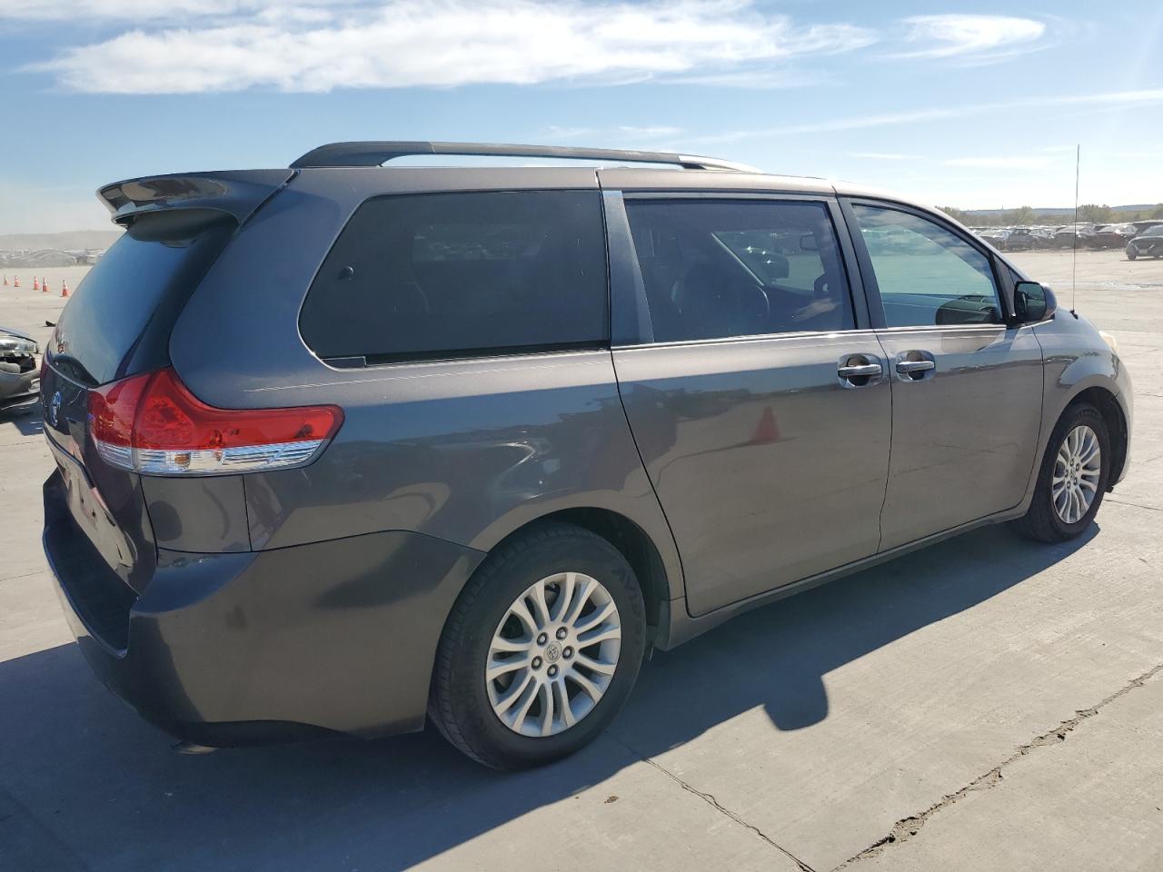 5TDYK3DC7CS185362 2012 Toyota Sienna Xle