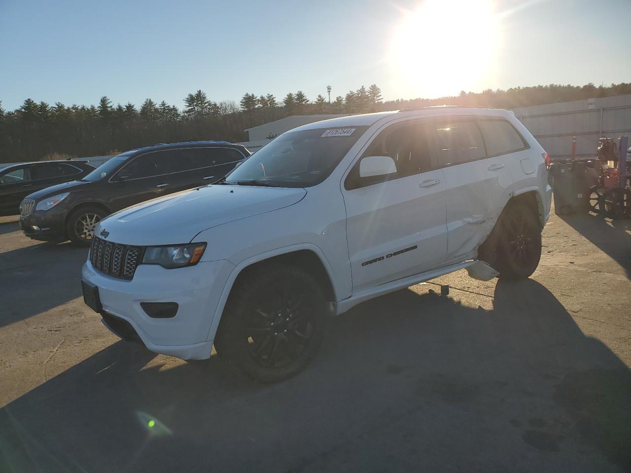 1C4RJFAG9JC302924 2018 Jeep Grand Cherokee Laredo