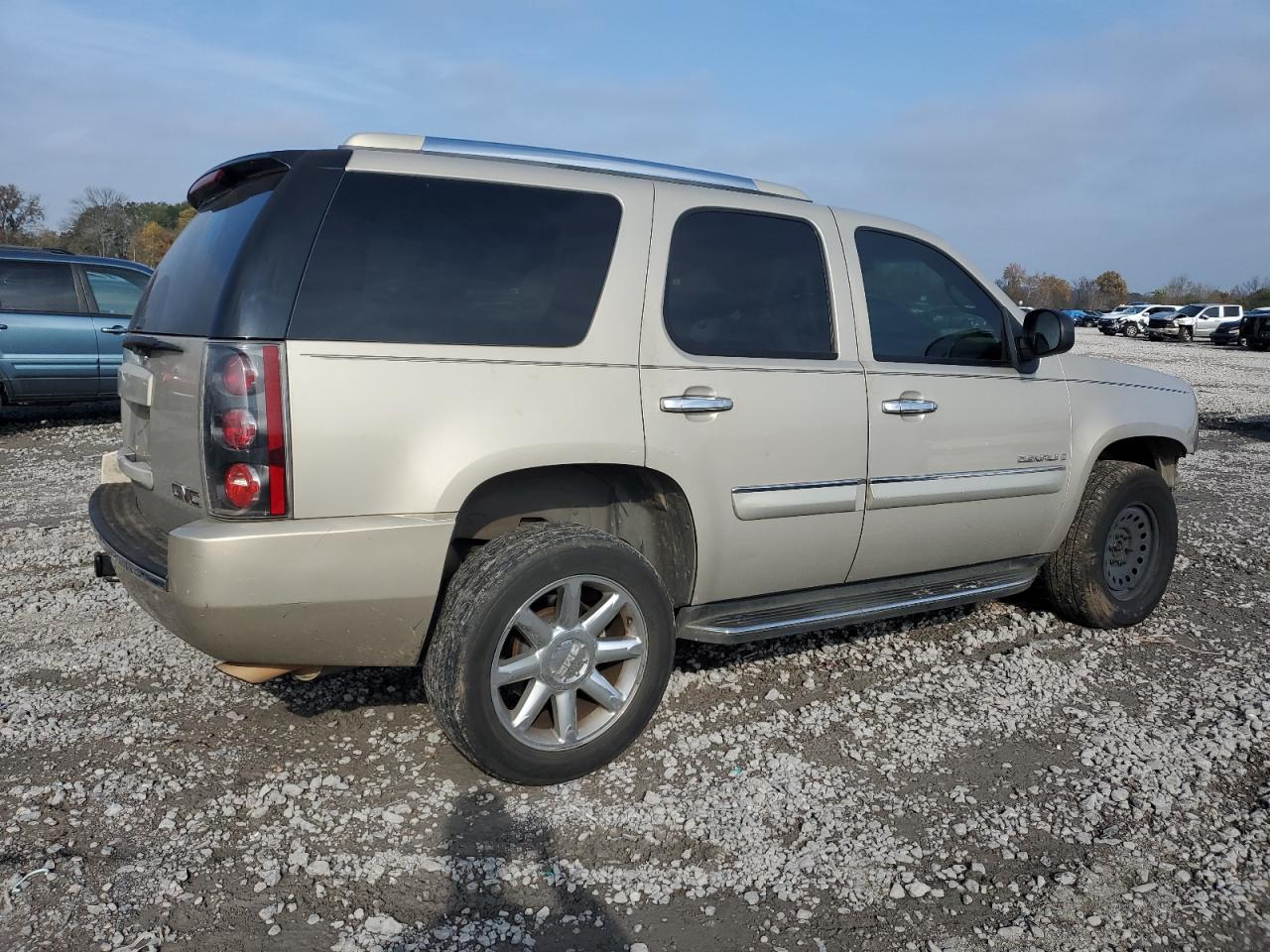 2007 GMC Yukon Denali VIN: 1GKFK63847J275632 Lot: 82809504