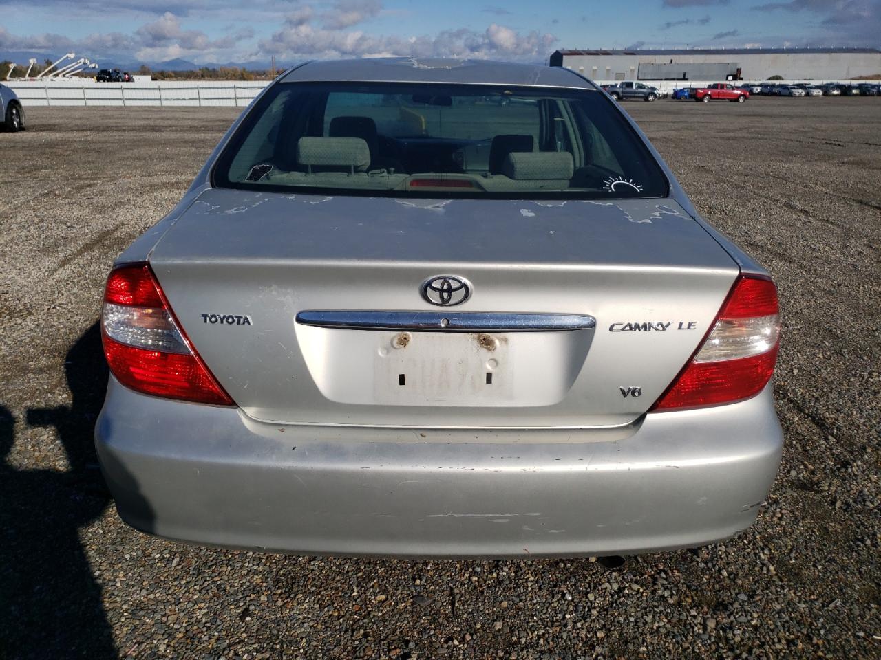 2003 Toyota Camry Le VIN: 4T1BF30K93U557105 Lot: 82450474