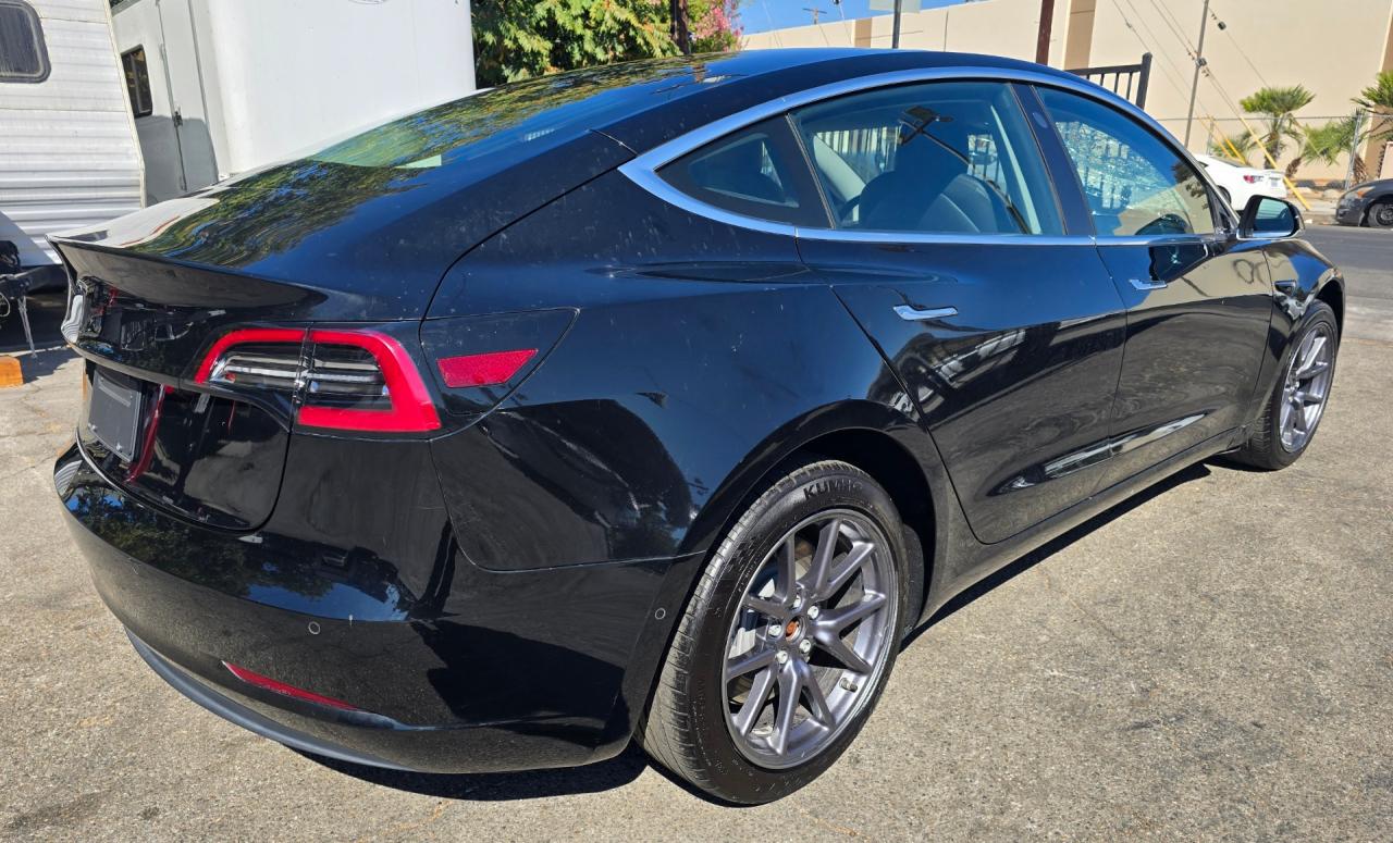 5YJ3E1EA0JF173302 2018 Tesla Model 3