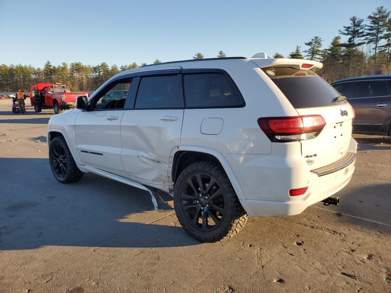 1C4RJFAG9JC302924 2018 Jeep Grand Cherokee Laredo