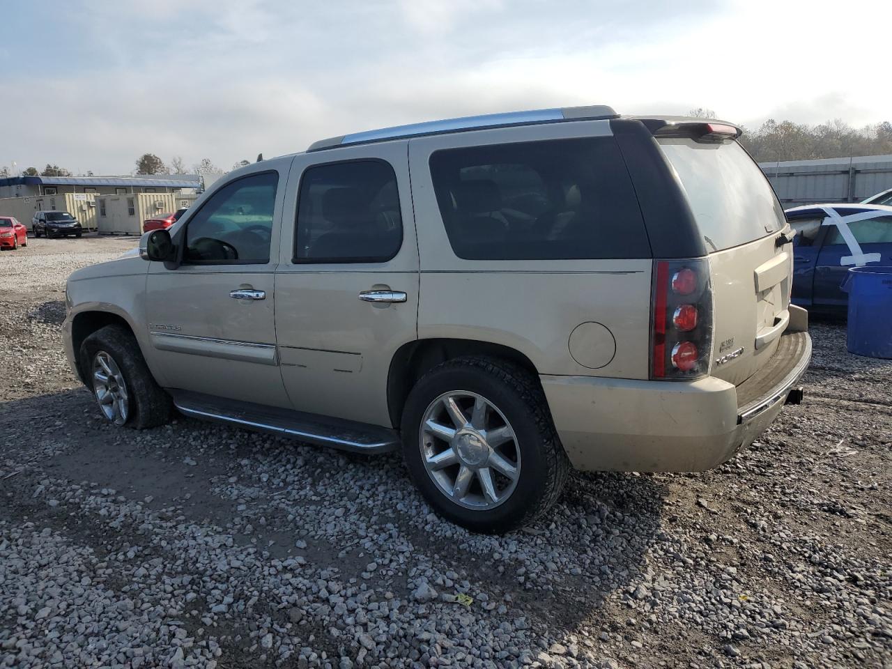 2007 GMC Yukon Denali VIN: 1GKFK63847J275632 Lot: 82809504