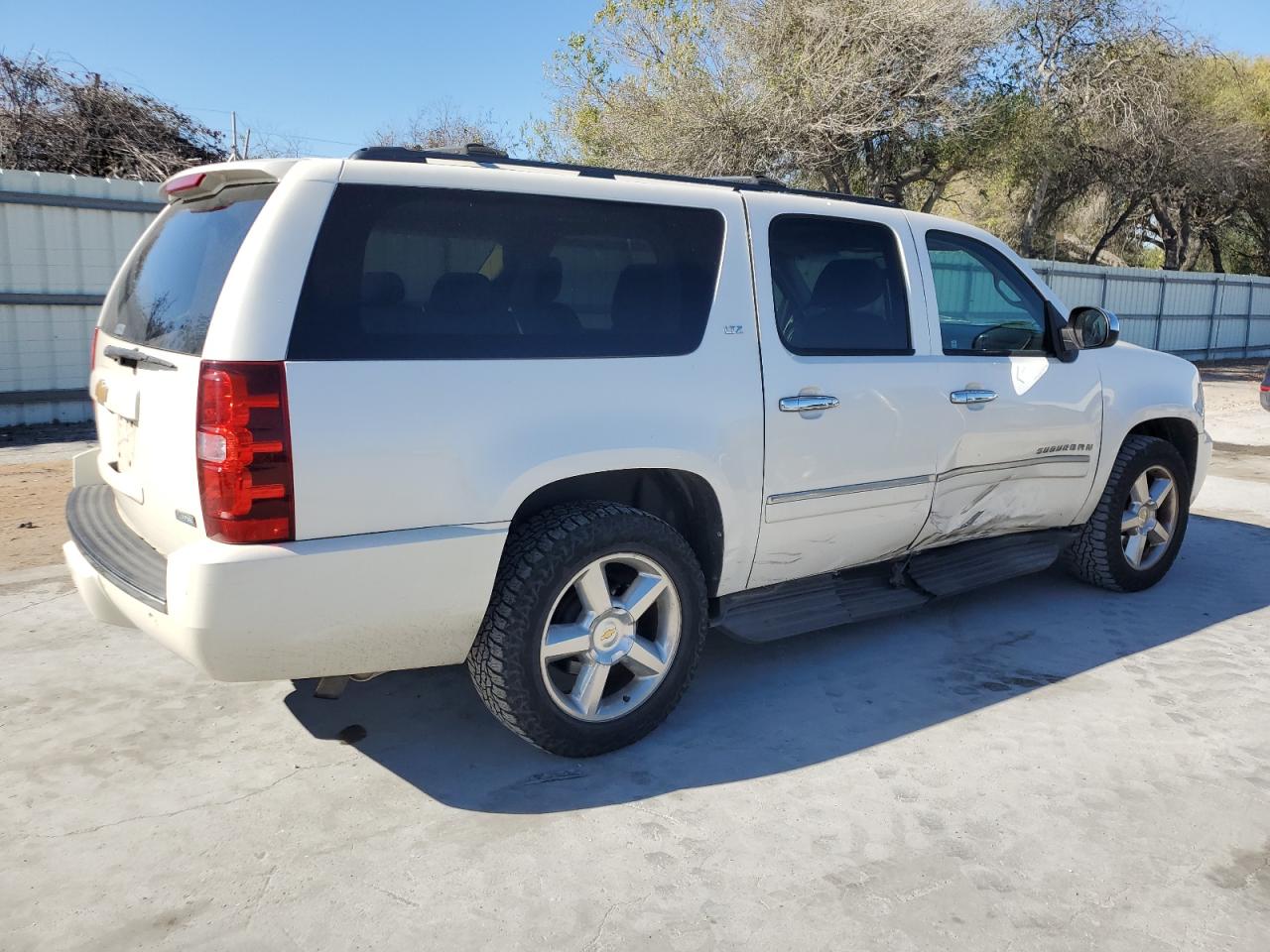 2011 Chevrolet Suburban C1500 Ltz VIN: 1GNSCKE04BR241117 Lot: 85741444