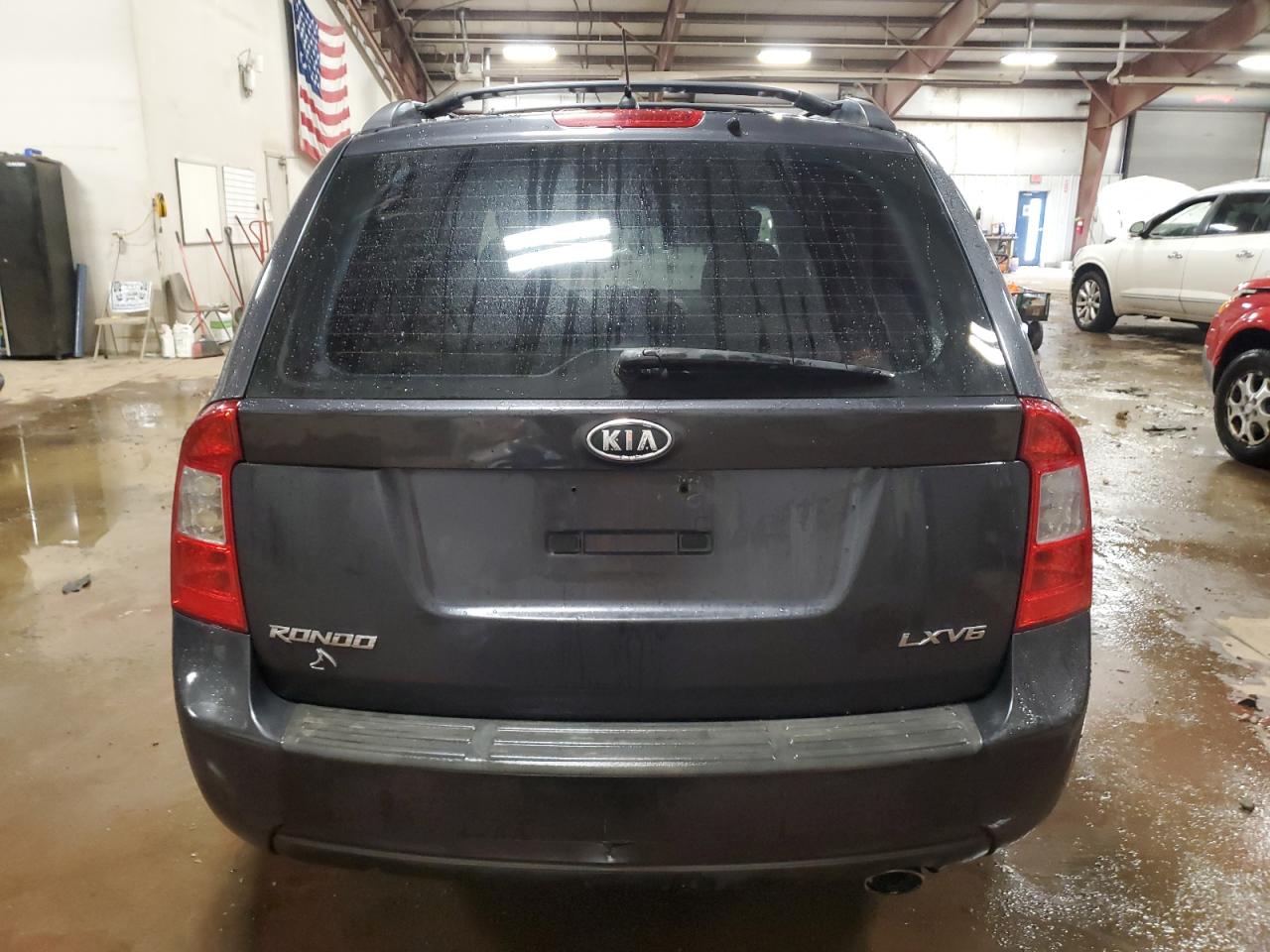 2007 Kia Rondo Lx VIN: KNAFG526877090484 Lot: 82470434