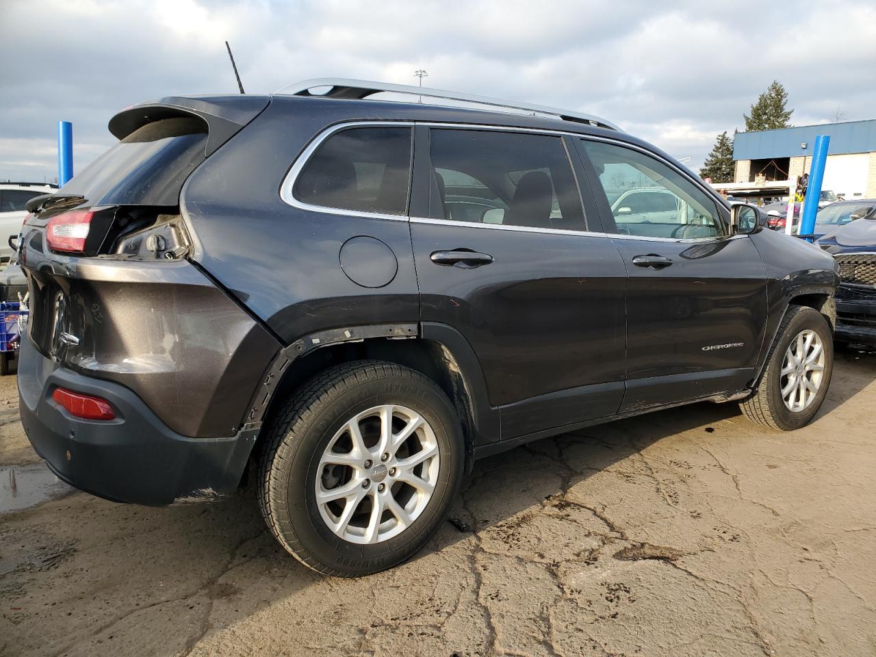 2017 Jeep Cherokee Latitude VIN: 1C4PJMCB2HW591067 Lot: 83093534