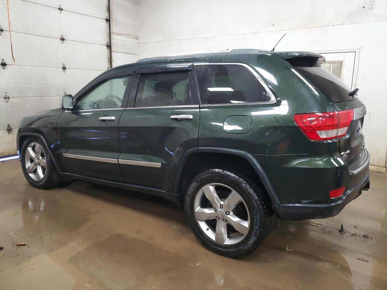 1J4RR6GG6BC605462 2011 Jeep Grand Cherokee Overland