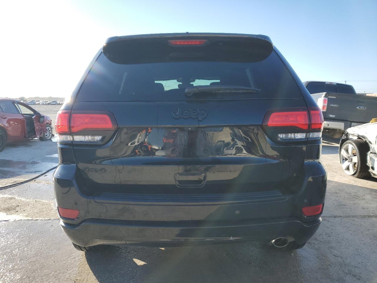 1C4RJFAG4JC234225 2018 Jeep Grand Cherokee Laredo