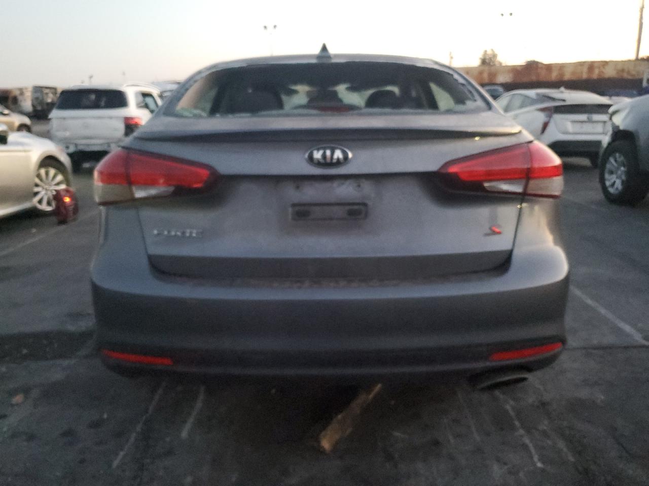 3KPFL4A74JE175591 2018 Kia Forte Lx