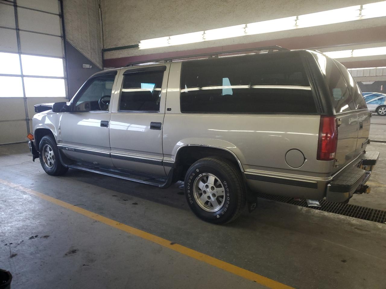 1999 Chevrolet Suburban C1500 VIN: 1GNEC16R8XJ543701 Lot: 84322714