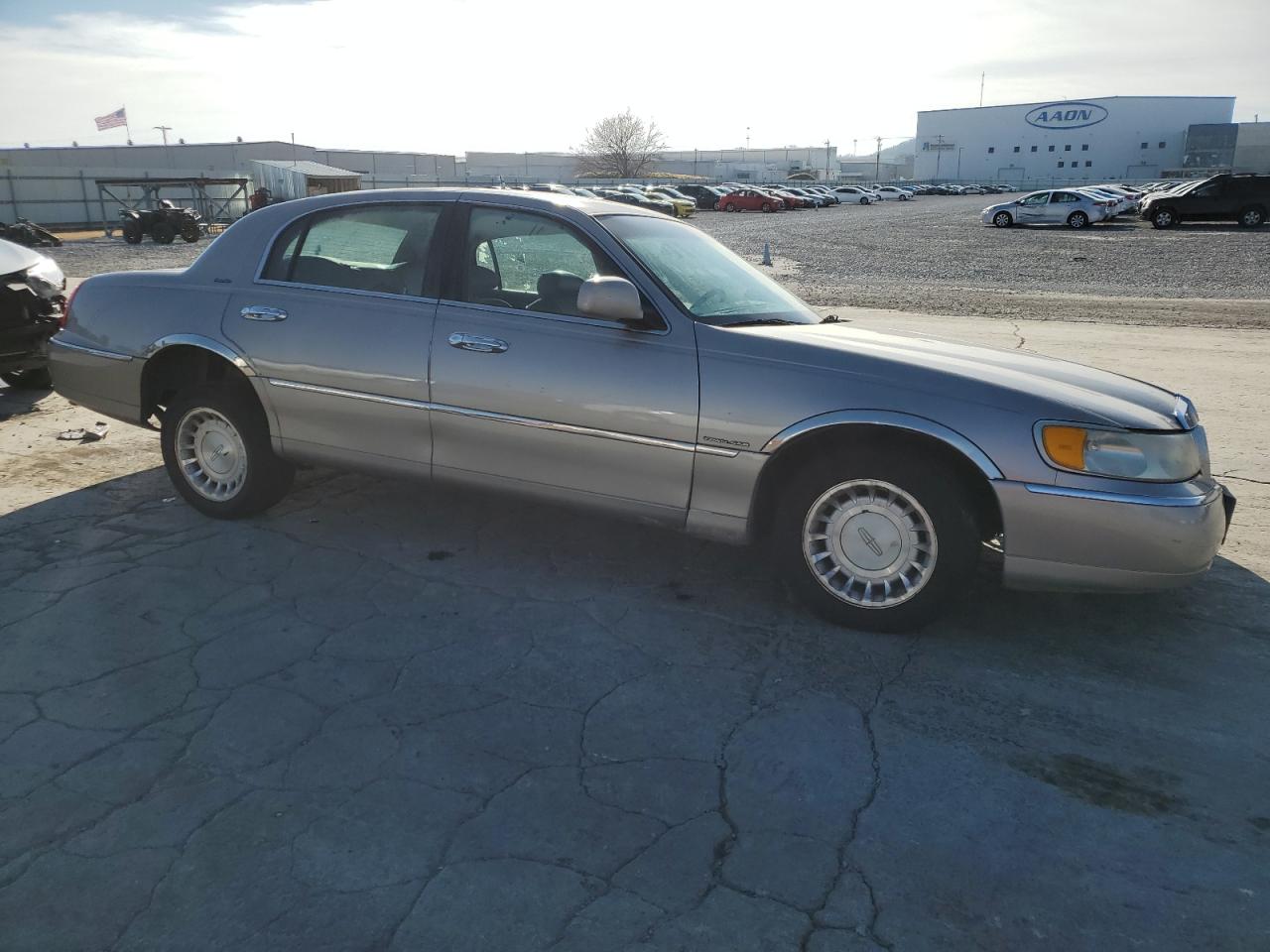 1LNHM81W0YY867447 2000 Lincoln Town Car Executive