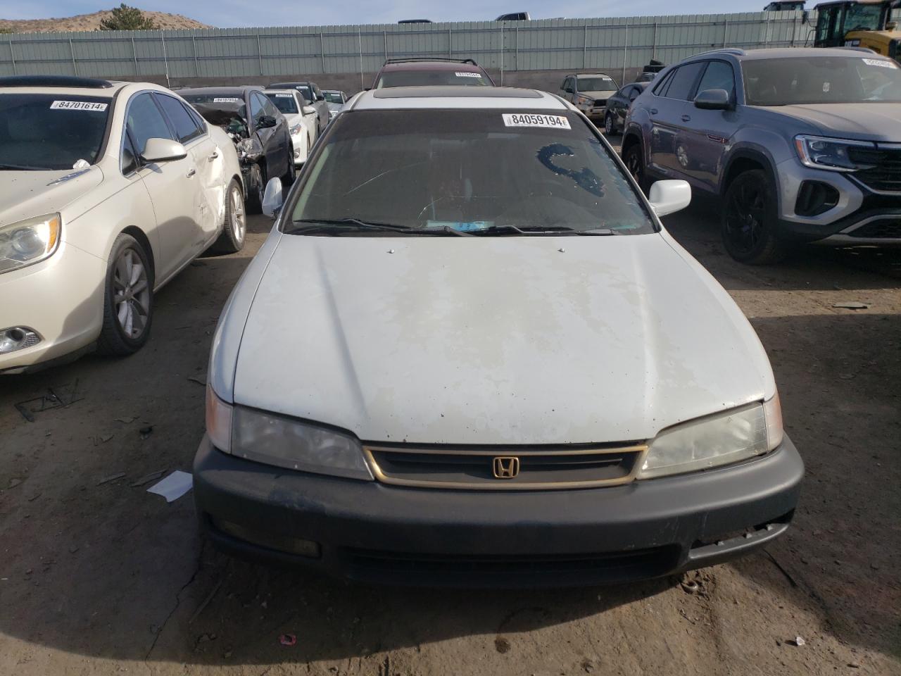 1996 Honda Accord Ex VIN: 1HGCD5663TA135841 Lot: 84059194