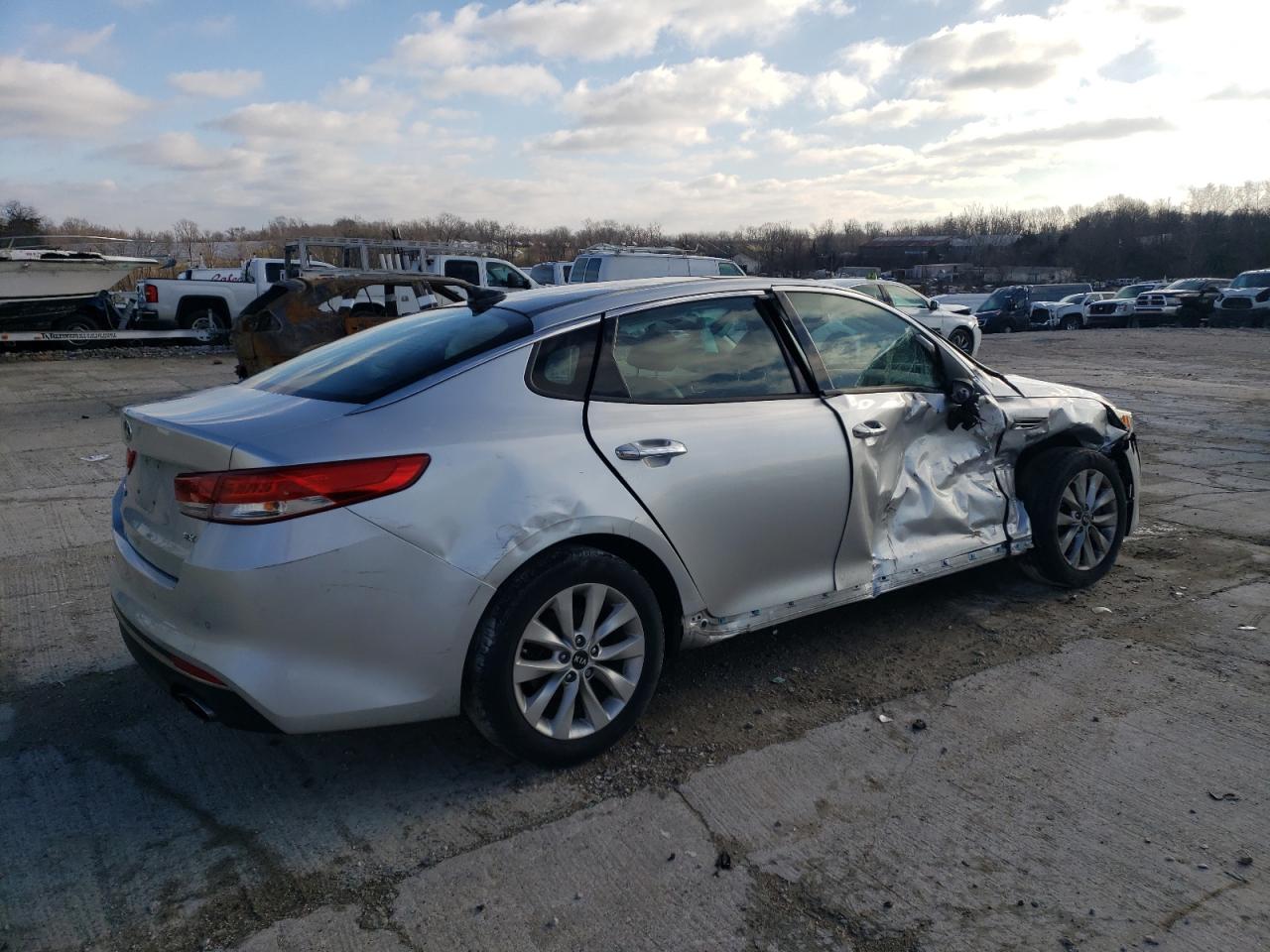 5XXGU4L30JG203423 2018 Kia Optima Ex