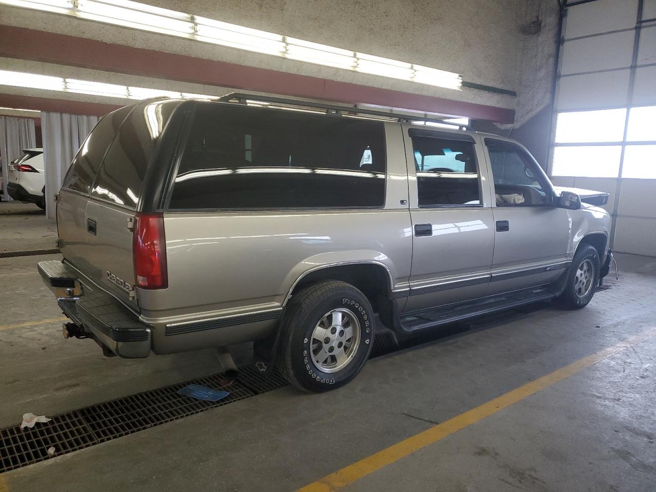 1999 Chevrolet Suburban C1500 VIN: 1GNEC16R8XJ543701 Lot: 84322714