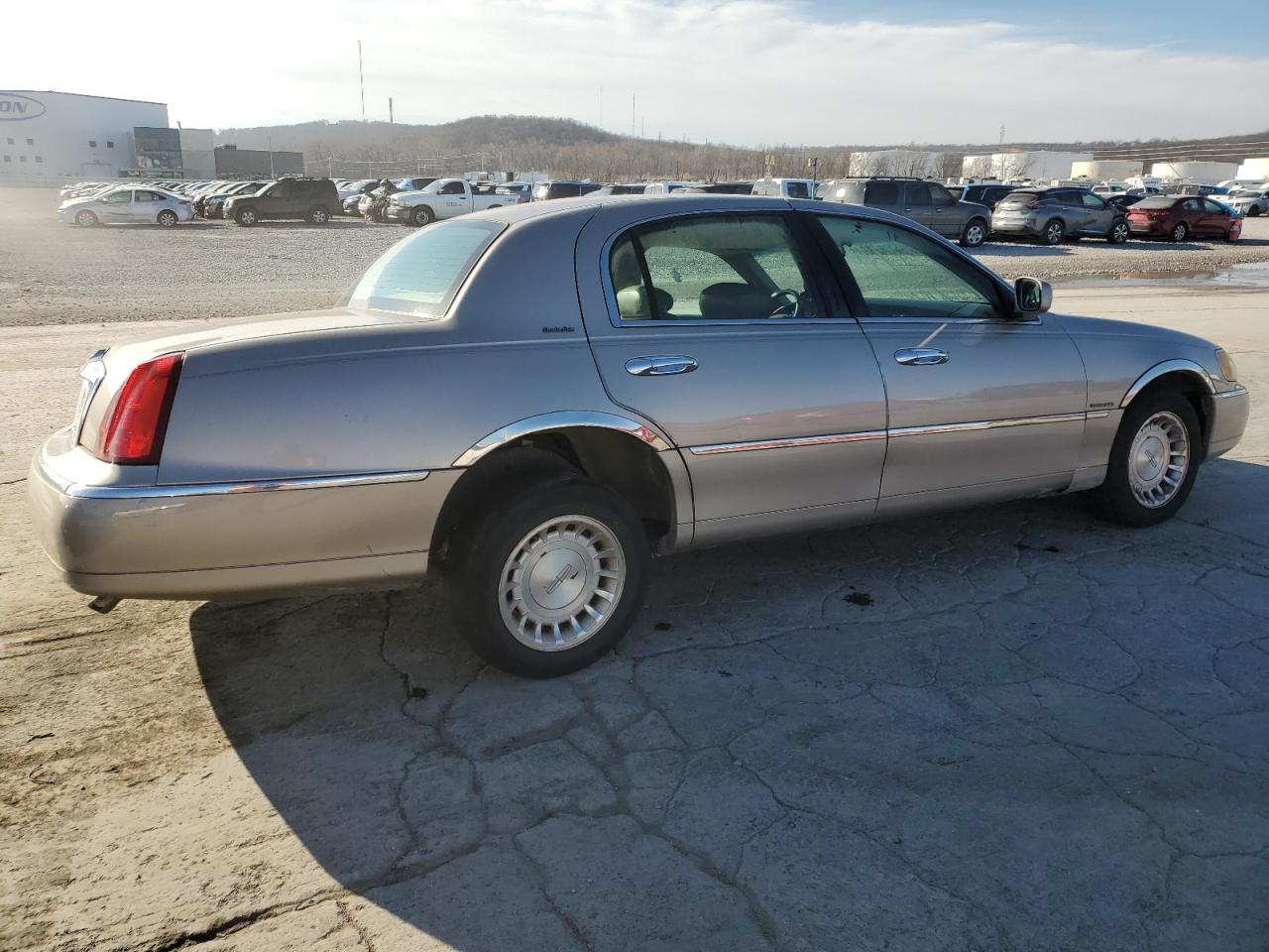 1LNHM81W0YY867447 2000 Lincoln Town Car Executive