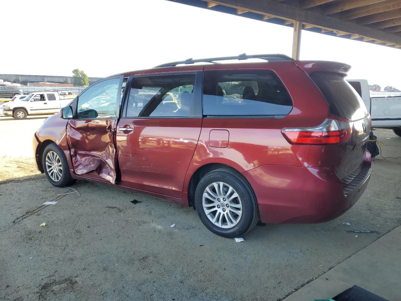 5TDYZ3DC1HS818778 2017 Toyota Sienna Xle