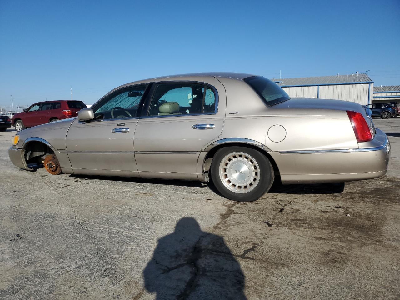 1LNHM81W0YY867447 2000 Lincoln Town Car Executive