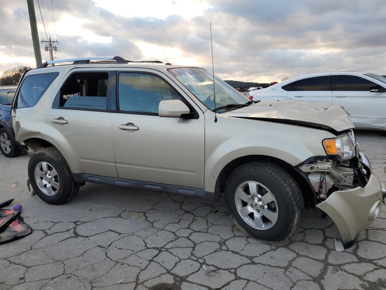 1FMCU0EG8BKC69261 2018 Ford Escape Limited