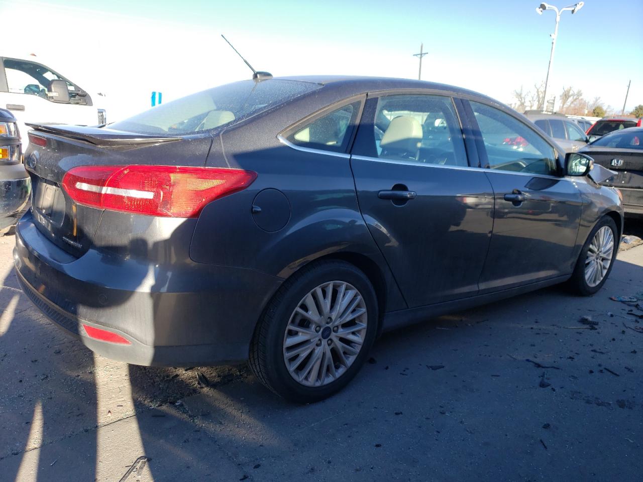 1FADP3J27JL261064 2018 Ford Focus Titanium