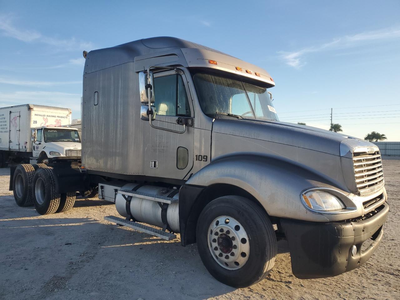 1FUJA6CV74LM19679 2004 Freightliner Conventional Columbia