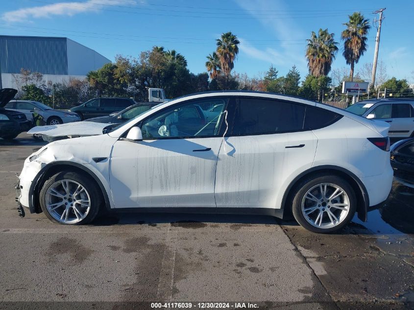 2022 Tesla Model Y Long Range Dual Motor All-Wheel Drive VIN: 7SAYGDEE4NF360183 Lot: 41176039