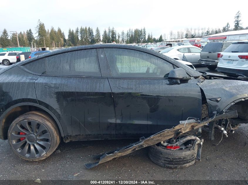 2024 Tesla Model Y VIN: 7SAYGDEF2RF109984 Lot: 41209241